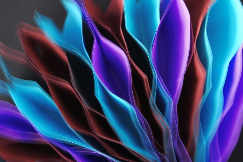 Abstracto vibrante de colores en espiral que se asemejan a ondas, exhibido artísticamente.