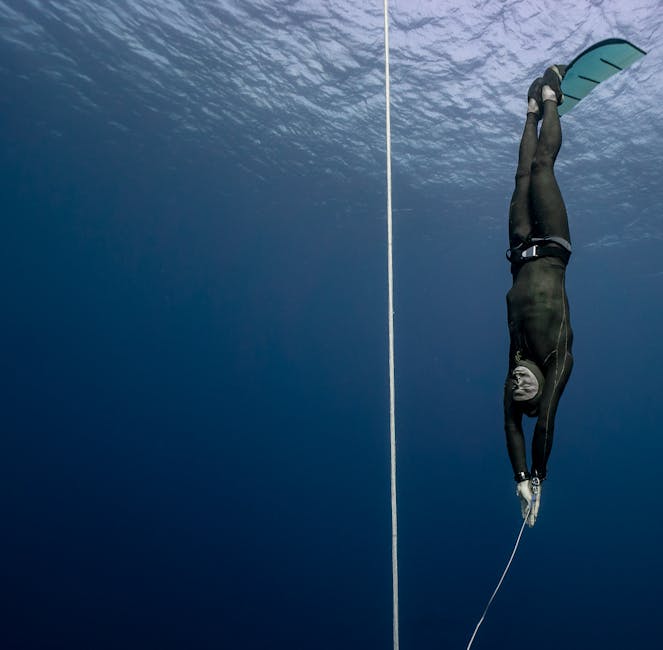 Hombre Buceando En Aguas Profundas Del Mar Azul