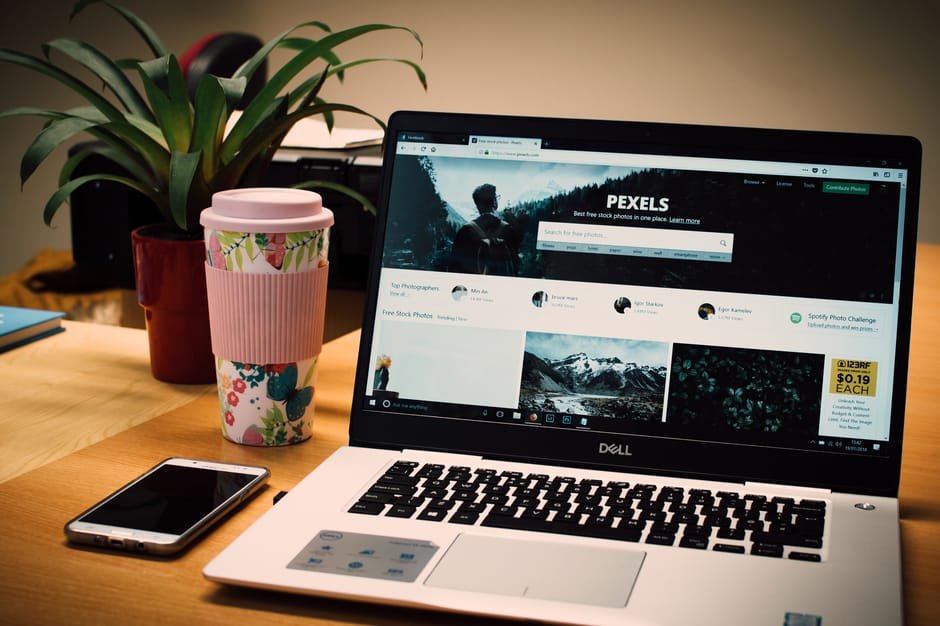 Foto De Una Computadora Portátil Dell Gris Que Muestra La Página Web De Pexels