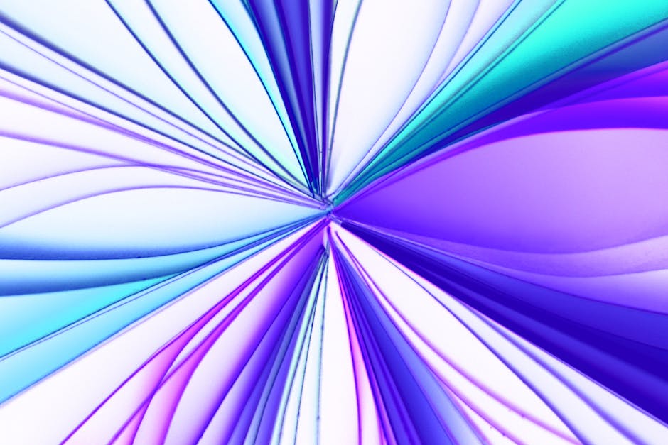Diseño abstracto colorido que presenta rayas de luz dinámicas en tonos azules y morados.