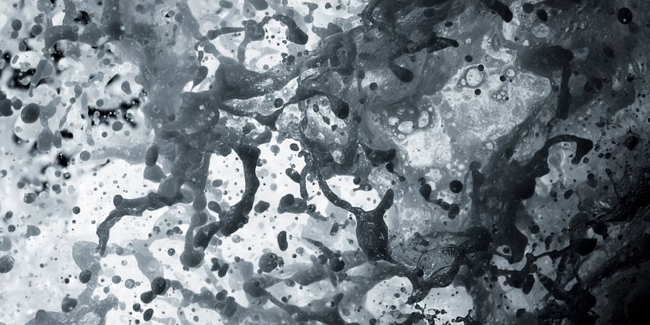 Imagen abstracta en blanco y negro que captura la energía del agua salpicando.