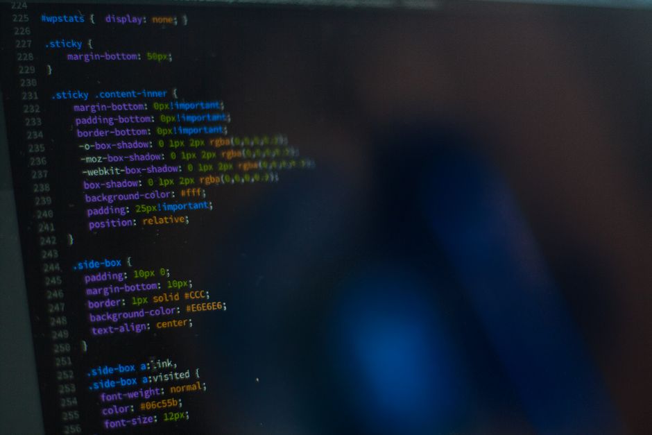 Primer plano de código CSS mostrado en un monitor de computadora, mostrando desarrollo web.