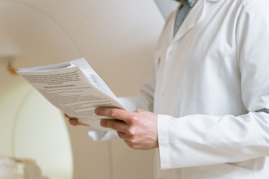 Fotos de stock gratuitas de abrigo blanco, análisis, análisis médico