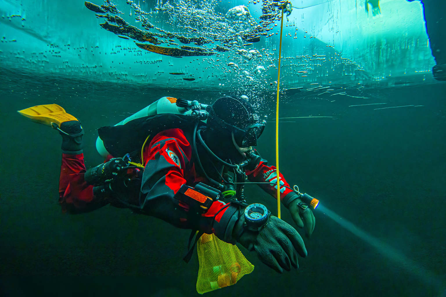 Descubren lagos y ríos antiguos bajo el hielo antártico