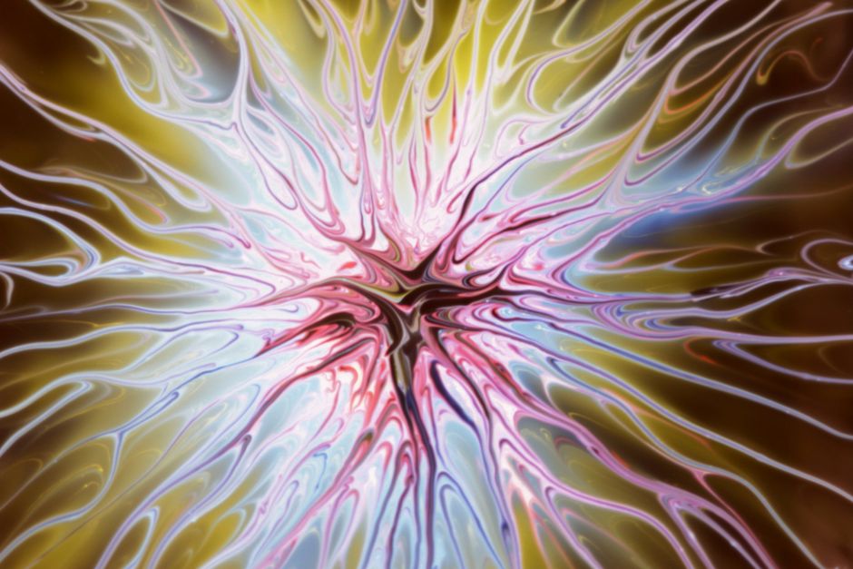Un remolino abstracto dinámico con colores vibrantes y patrones intrincados que se asemeja a una explosión.