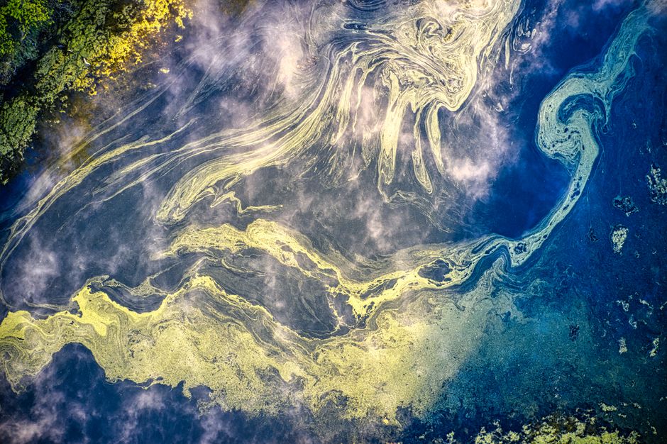 Impresionante vista aérea de patrones coloridos en una vía fluvial de Minnesota, capturando la belleza vibrante y abstracta de la naturaleza.