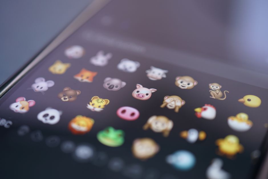 Vista de primer plano de varios emojis de animales que se muestran en la pantalla de un teléfono inteligente, lo que representa la comunicación digital.