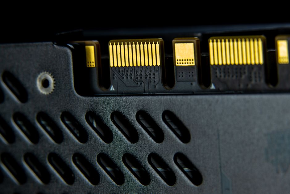 Toma macro de una parte de computadora que muestra conexiones electrónicas intrincadas.