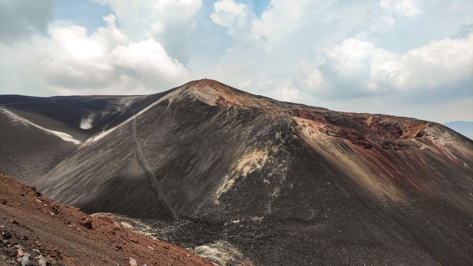 Explora la cautivadora belleza del Volcán Cerro Negro en León, Nicaragua, bajo un cielo dramático.