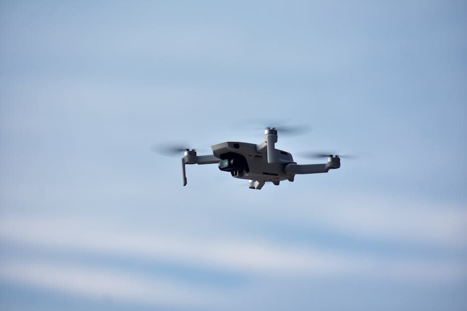 Drone Gris Y Negro Volando En El Cielo