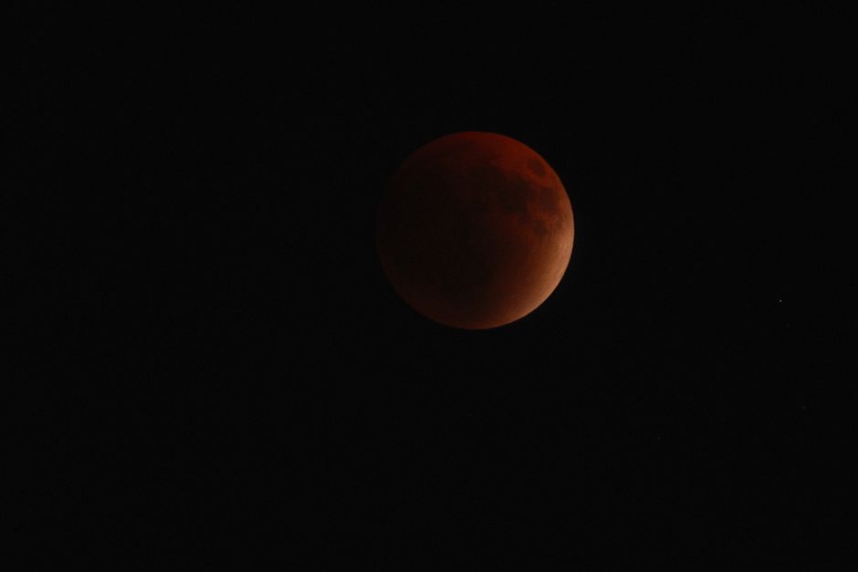 Captura dramática de una luna de sangre sobre el cielo nocturno de Gaziantep, destacando detalles lunares.