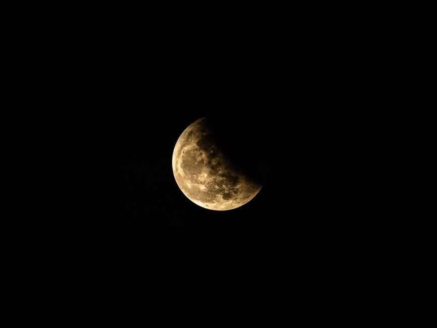 Una vista cautivadora de una luna creciente situada contra un oscuro cielo nocturno, perfecta para temas celestiales.