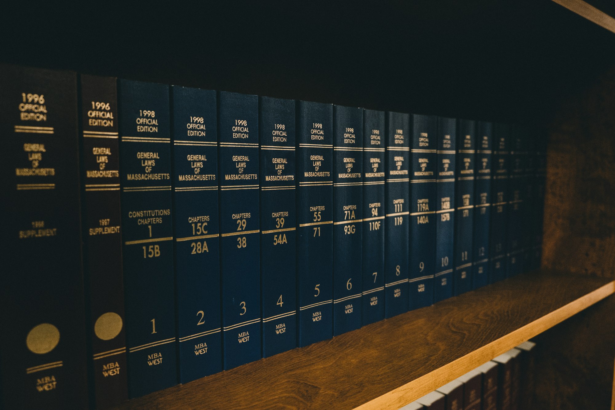 Editoriales demandan a Google por entrenar a Gemini con sus libros