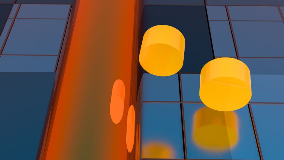 Composición abstracta vibrante con cilindros amarillos y reflejos geométricos sobre fondo colorido.