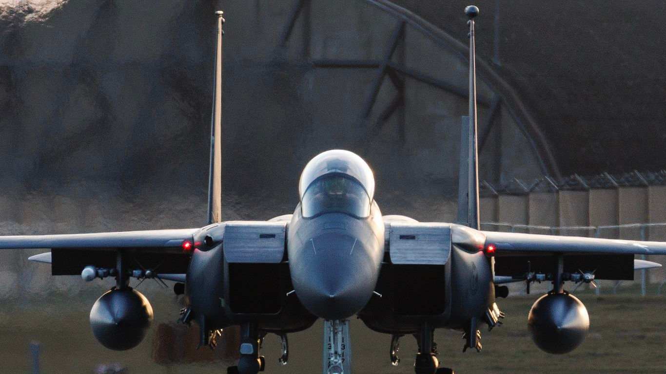 EE. UU. busca a tripulante de F-15E derribado en Irán