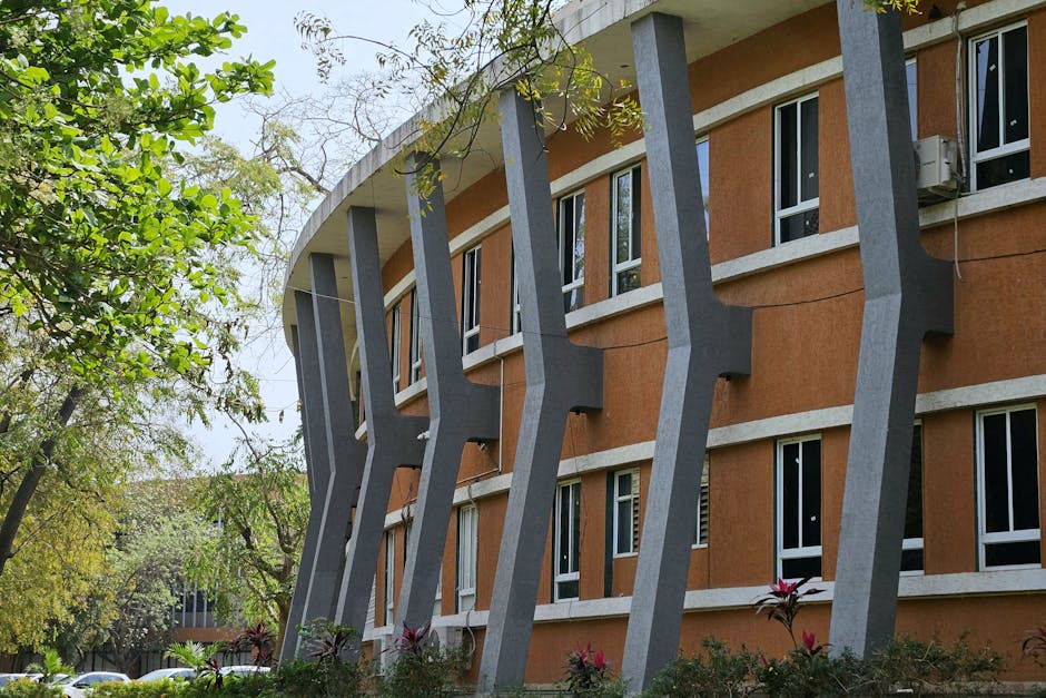 Edificio moderno curvo con columnas arquitectónicas distintivas en Ahmedabad, India.