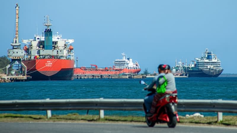 EE. UU. permite buque petrolero ruso hacia Cuba