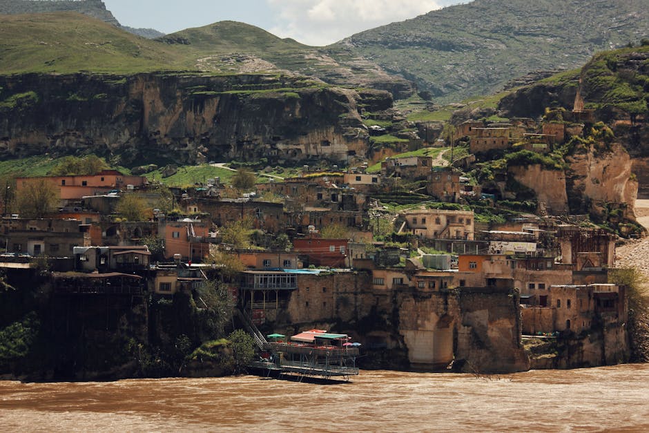Descubre la belleza histórica de Hasankeyf, en Turquía, con sus ruinas antiguas y acantilados escarpados.