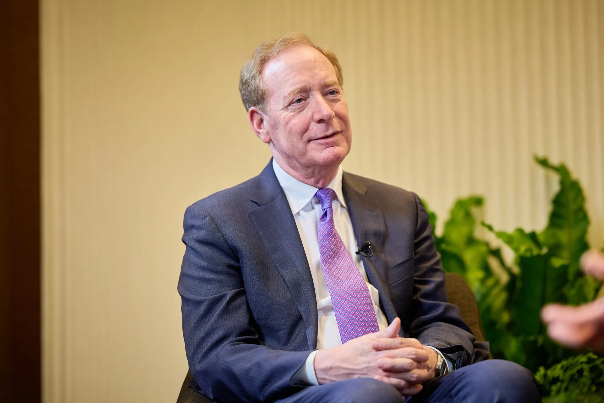 EE. UU. regula la IA sin reglas claras, advierte Brad Smith