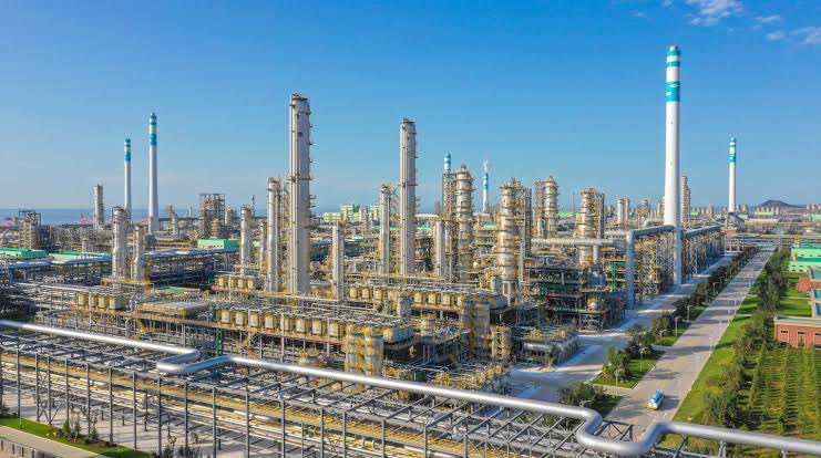 EE. UU. sanciona refinería china mientras negocia con Irán