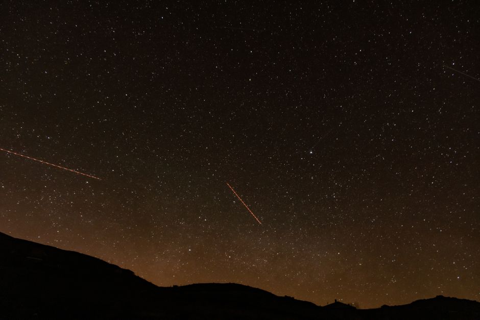 Una vista impresionante del cielo nocturno estrellado sobre las colinas en Giresun, Turquía, capturando la belleza de las constelaciones y las estrellas fugaces.
