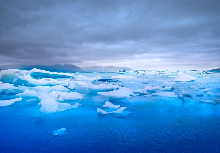Explora las impresionantes formaciones de hielo en Jökulsárlón, la icónica laguna glaciar de Islandia.