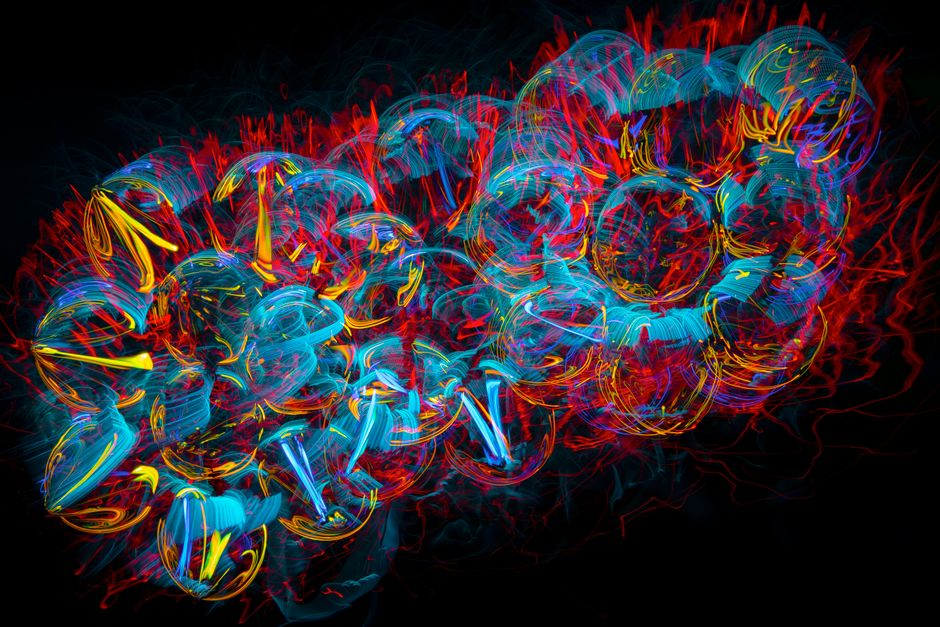 Pintura abstracta dinámica con colores vivos y formas complejas sobre un fondo negro.