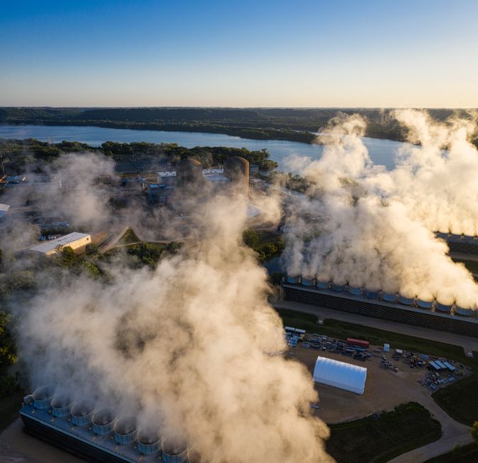 Toma de dron de una planta de energía con emisiones al amanecer cerca de Welch, Minnesota, EE. UU.