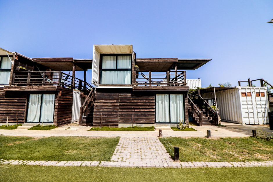 Explora el encanto rústico de esta cabaña de madera con un toque moderno ubicada en Adicora, Venezuela.