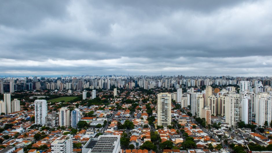 Vista De Pájaro De La Ciudad Bajo Un Cielo Nublado