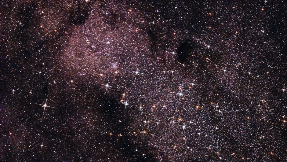 Una vista hipnotizante de un campo estelar densamente poblado en la galaxia, capturando la inmensidad del espacio exterior.
