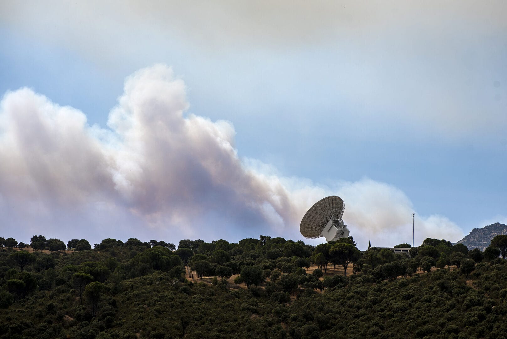 El fuego cruza la estación de la NASA en España, pero sus antenas resisten