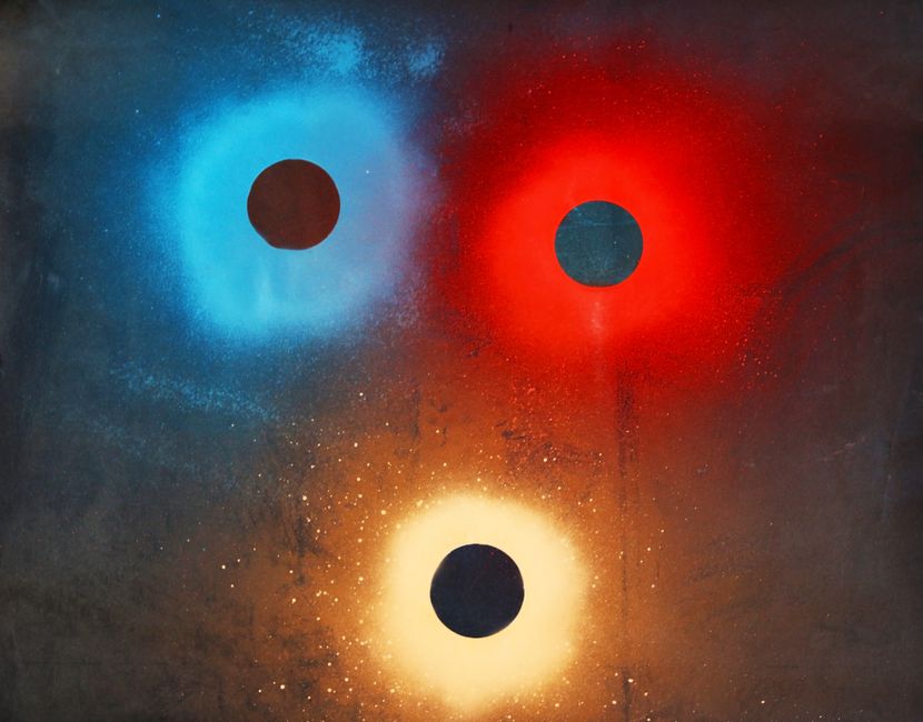 Una obra de arte abstracta cautivadora con círculos iluminados coloridos y un sentimiento cósmico.