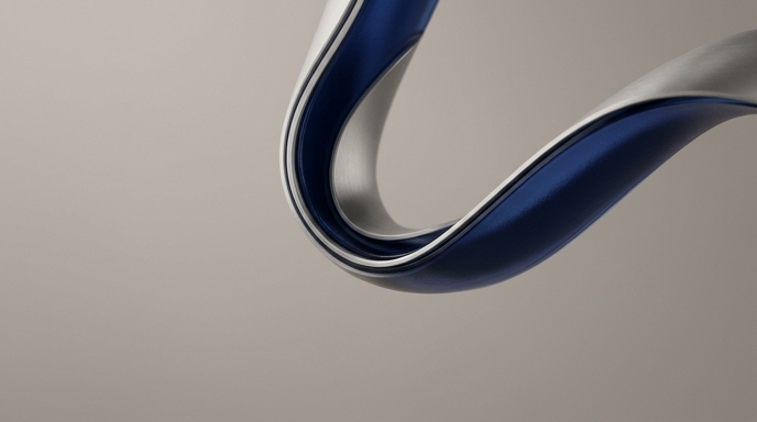 Un primer plano minimalista de materiales metálicos y azules premium curvándose elegantemente para representar la tecnología plegable.