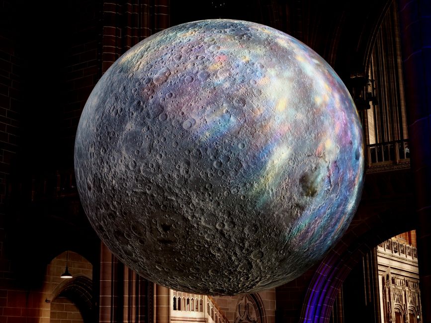 Escultura de luna iluminada exhibida dentro de la Catedral de Liverpool, Inglaterra.