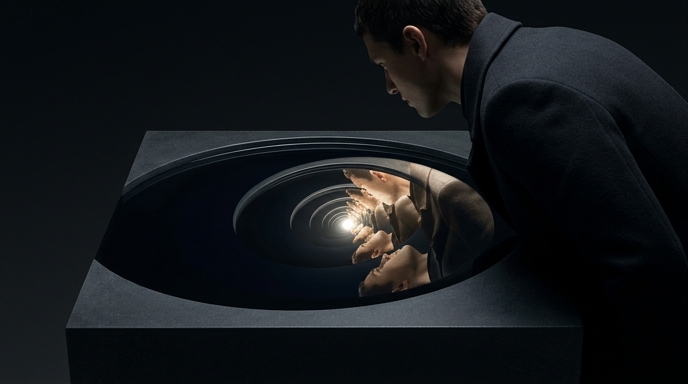 Un hombre mira un pozo negro con un reflejo infinito de sí mismo, simbolizando una espiral delirante.