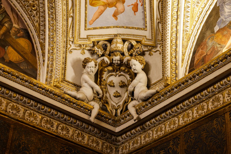 Una vista detallada de un techo romano ornamentado con querubines y obras de arte clásicas.
