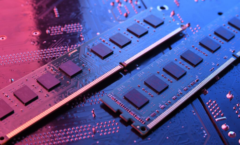 El precio de la memoria RAM para celulares sube hasta 83% por culpa de la IA