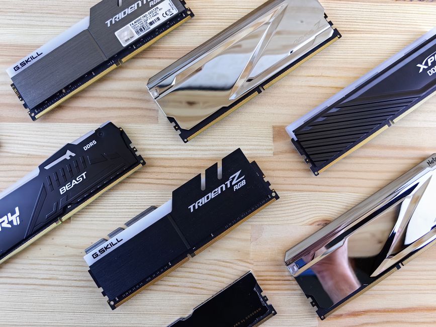 Vista superior de memorias RAM de computadoras modernas dispuestas sobre una superficie de madera para entusiastas de la tecnología.