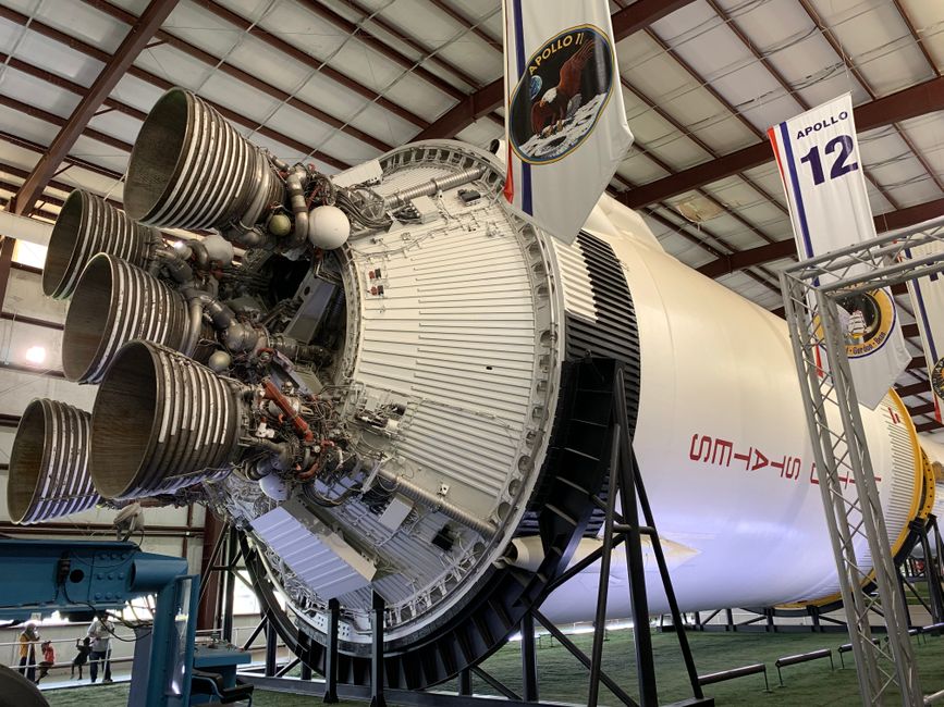 Primer plano del motor del cohete Apollo 12 en exhibición en el Space Center Houston.