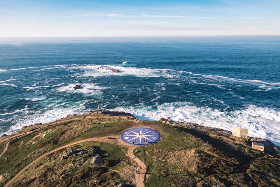 Impresionante foto aérea de la costa de A Coruña con la icónica Rosa de los Vientos y las olas del Atlántico.