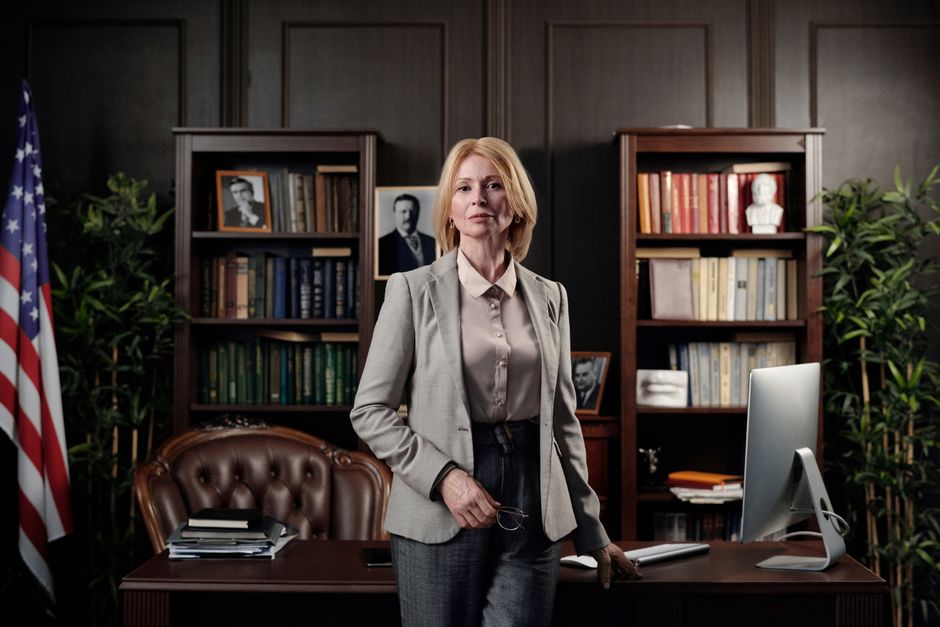 Retrato de una mujer de negocios segura de sí misma en un entorno de oficina elegante.