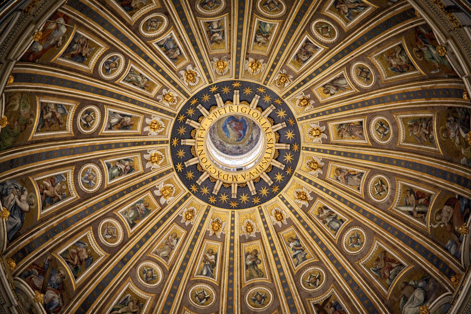 Una vista detallada de la ornamentada cúpula del interior de la Basílica de San Pedro, que muestra el arte y la arquitectura del Renacimiento.