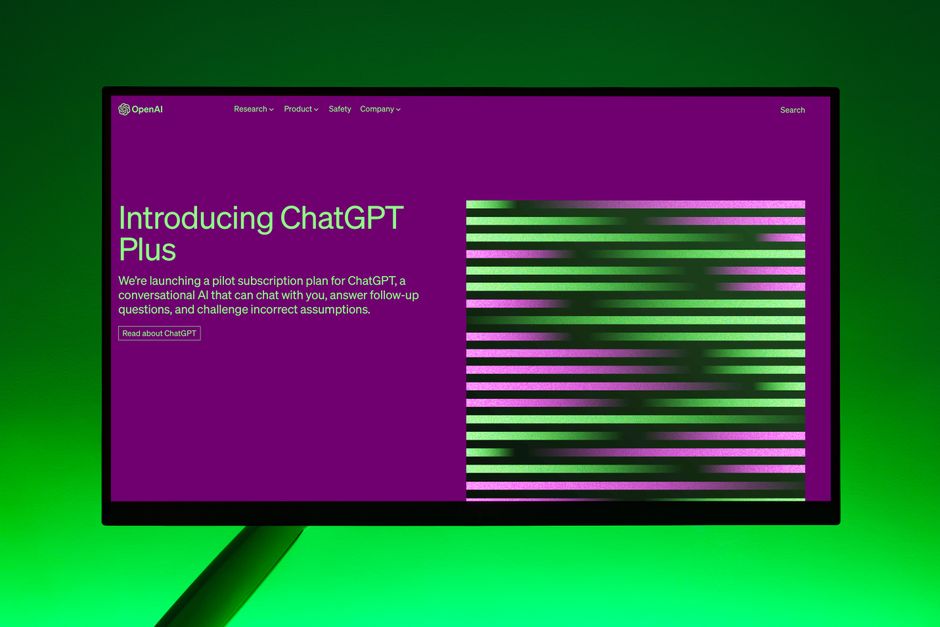 Acerca de un monitor que muestra la introducción de ChatGPT Plus sobre un fondo verde.