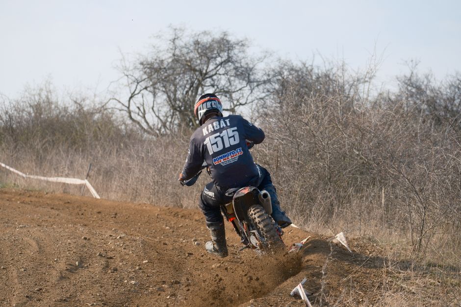 Un piloto de motocross recorre una desafiante pista de tierra en Jihomoravský kraj, Česko.