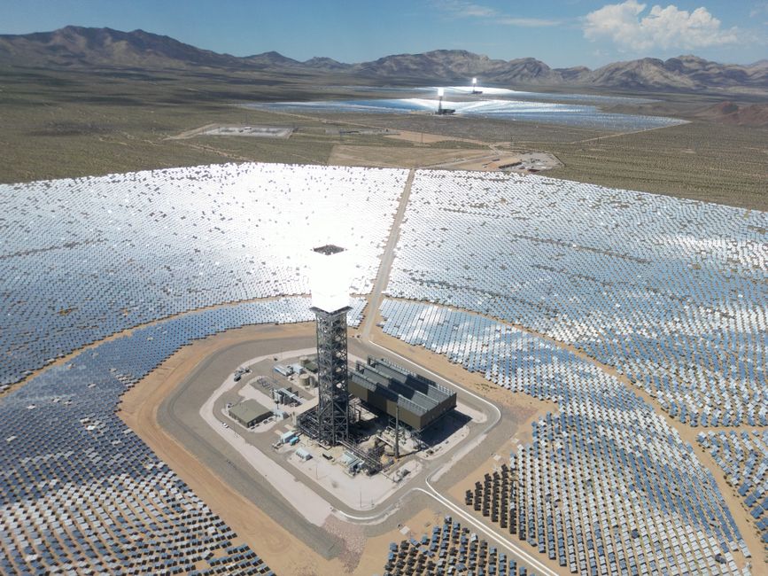 Amplia planta solar en el desierto de California, mostrando tecnología de energía renovable.