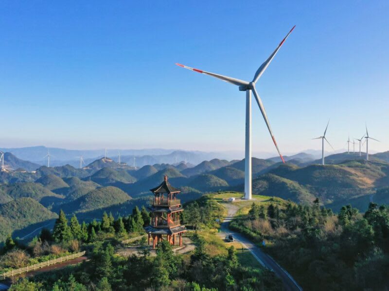 Energías renovables alcanzan récord global de 692 GW en 2025