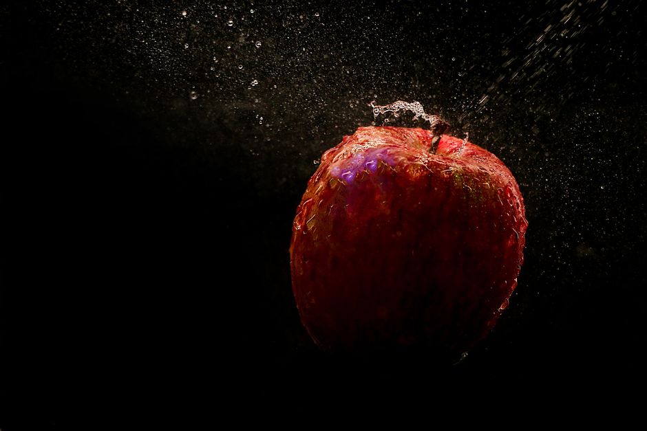 Fotografía De Lapso De Tiempo De La Caída De La Manzana Roja