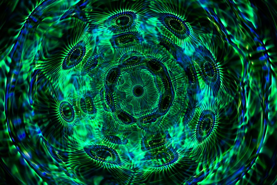 Un impresionante patrón abstracto con vibrantes tonos verdes y azules que crean un diseño circular fascinante.