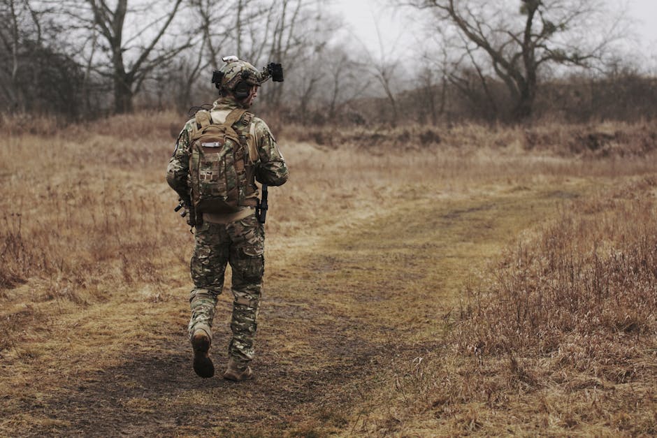 Hombre Vestido Con Uniforme Militar Y Caminando Por El Bosque